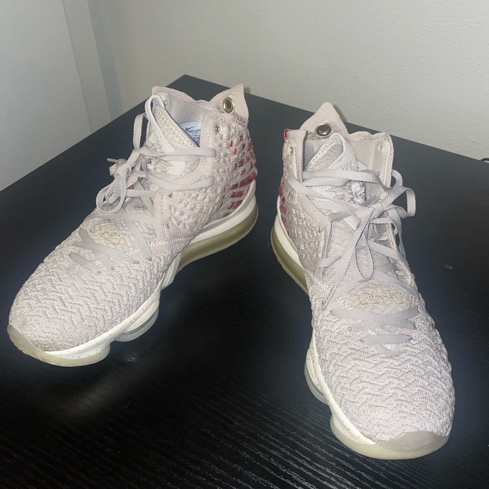 Nike 2019 Size: 6 Mens 
LeBron 17 'Win/Win' CT3466-001